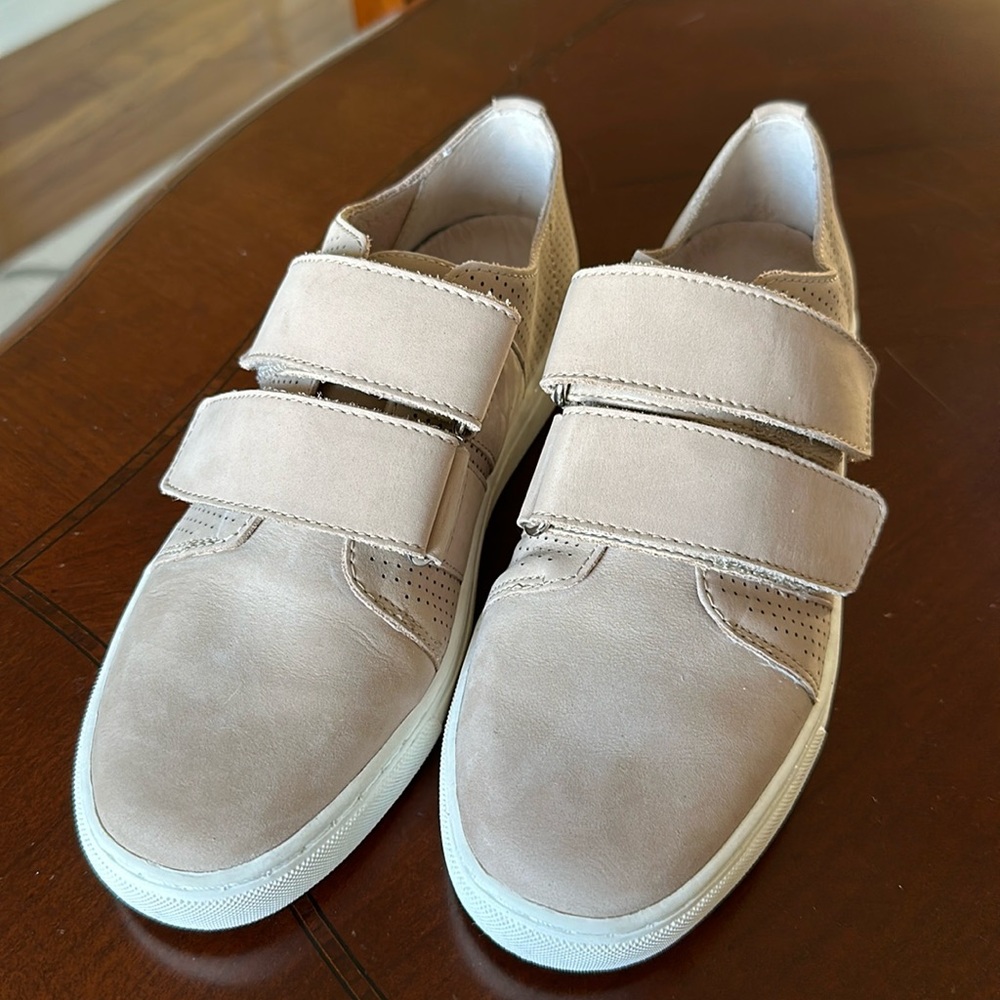 Vince Camuto leather sneakers